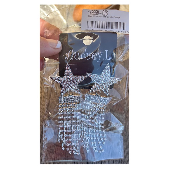 New in bag Audrey L star earrings-purchased from Unique Vintage - Picture 3 of 3